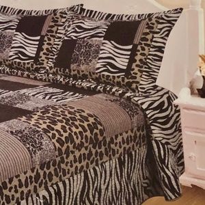 Twin size oversized bed coverlet with one pillow sham